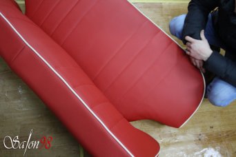 Salon98.Перетяжка дивана Газ-21 с белым кантом